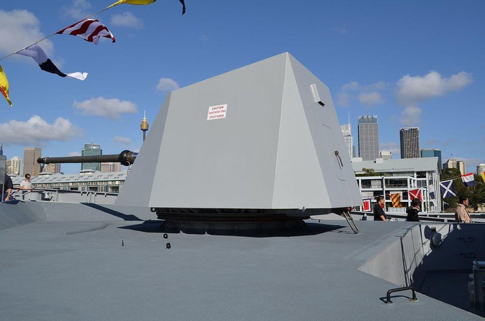 So với phiên bản 76/62 Compact, bản Super Rapid có nhiều ưu điểm hơn như: Tốc độ bắn vượt trội 120 phát/phút so với bản Compact chỉ 85 phát/phút, hệ thống nạp đạn ở bản Super Rapid cũng được cải tiến với tốc độ nạp đạn nhanh hơn.