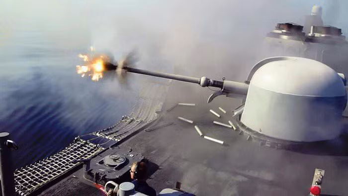 Về thiết kế, pháo hạm cỡ nòng 76mm của Nga và Trung Quốc chỉ có tầm bắn tối đa khoảng 15km, trong khi đó pháo hạm OTO Melara với đạn thông minh có thể bắn tới 40km, xa gấp hơn 2 lần đối thủ, và độ chính xác cũng tuyệt vời.