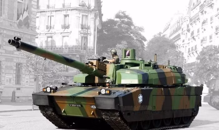 Trên địa hình phức tạp Leclerc có thể đạt tốc độ tối đa 50 km/h, trên đường cao tốc là 71 km/h. Chỉ số như vậy không cung cấp cho xe tăng vị trí đầu tiên về khả năng cơ động, nhưng nó cho thấy đây là chiếc chiến xa khá nhanh.