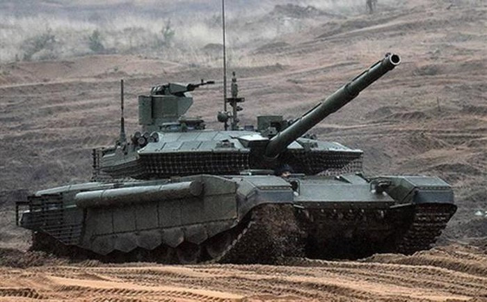 T-90M Proryv-3 có khả năng đạt tốc độ 45 km/h trên đường xấu và lên tới 70 km/h trên đường nhựa. Phiên bản mới nhất của T-90 cho tốc độ tốt hơn Merkava và có thể so sánh với những MBT nhanh nhất.