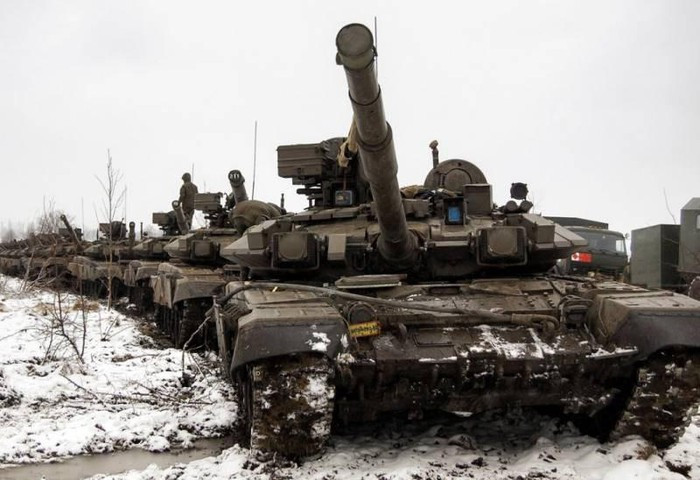 Xe tăng chiến đấu chủ lực T-90 nguyên bản không thể tự hào về tốc độ cao, chỉ 40 km/h off-road và 65 km/h trên đường cao tốc. Tuy nhiên bản sửa đổi mới nhất vừa được đưa vào sản xuất hàng loạt lại có nhiều đặc điểm thú vị hơn về tốc độ.