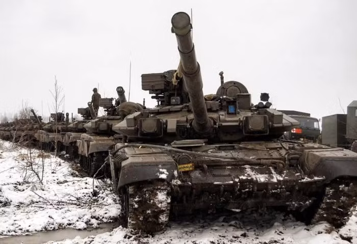 Xe tăng chiến đấu chủ lực T-90 nguyên bản không thể tự hào về tốc độ cao, chỉ 40 km/h off-road và 65 km/h trên đường cao tốc. Tuy nhiên bản sửa đổi mới nhất vừa được đưa vào sản xuất hàng loạt lại có nhiều đặc điểm thú vị hơn về tốc độ.