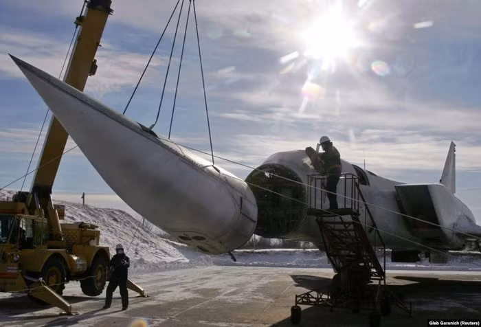 Trong khi đó có tới 60 máy bay ném bom chiến lược Tu-22 với các phiên bản bị phá hủy hoàn toàn.