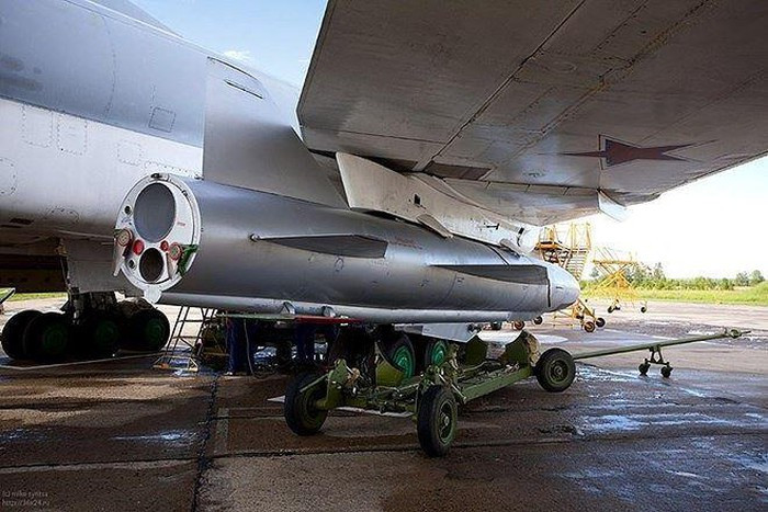 Được biết mỗi máy bay Tu-22 có khả năng mang theo 2 tới 3 quả tên lửa Kh-22.