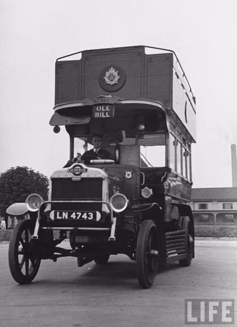 Một chiếc xe bus được chuyển đổi mục đích sử dụng thành xe cứu thương. Đây là một trong những chuẩn bị của Anh cho Chiến tranh thế giới 2.