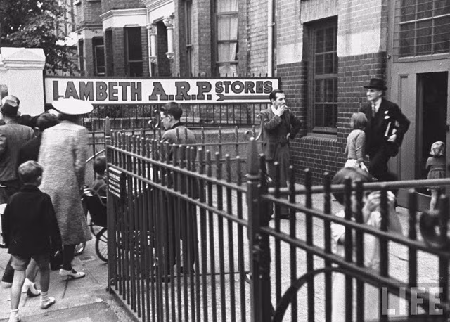 Để đảm bảo an toàn trong Chiến tranh thế giới 2, nhiều người dân London mua các thiết bị bảo hộ như mặt nạ phòng độc.