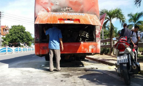 Nhờ được phát hiện và dập lửa kịp thời, chiếc xe khách giường nằm chỉ bị cháy sém.
