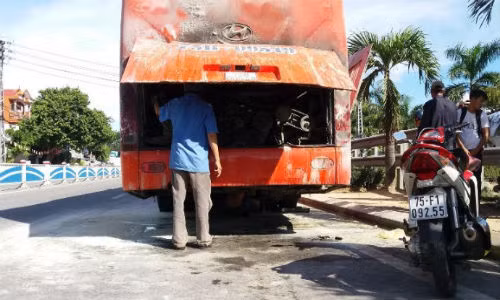 Nhờ được phát hiện và dập lửa kịp thời, chiếc xe khách giường nằm chỉ bị cháy sém.