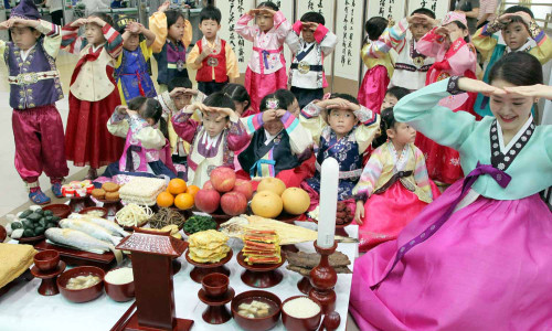  Tết Trung thu là một trong những ngày lễ lớn nhất ở Hàn Quốc. Người dân xứ sở Kim chi tổ chức ngày Tết Chuseok cổ truyền vào 15/8 âm lịch hàng năm.