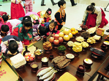 Kế đến, họ đặt mâm lễ hoa quả, ngũ cốc, bánh... mới thu hoạch dâng cúng lên tổ tiên.