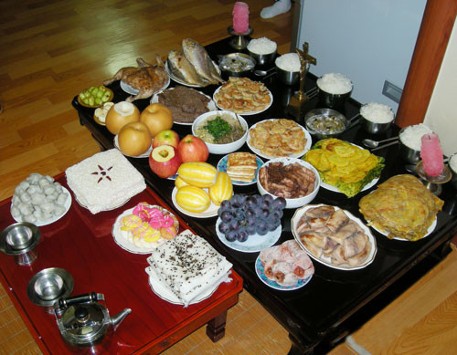 Đây không chỉ là dịp người dân Hàn Quốc ăn mừng vụ mùa thu hoạch mà còn trở thành ngày lễ tưởng nhớ những người đã khuất, là ngày sum họp đoàn viên gia đình.