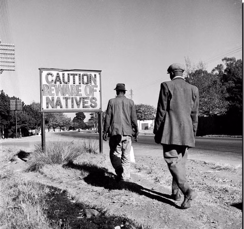 Tấm biển cảnh báo về nạn phân biệt chủng tộc ở Johannesburg, Nam Phi năm 1956.