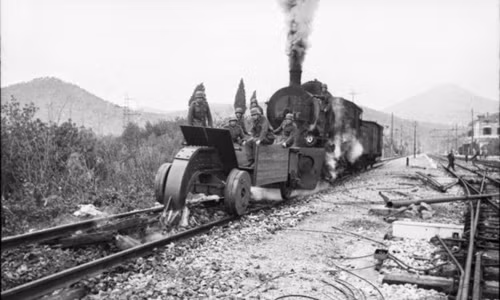 Một đoàn tàu ở Italy bị phá hủy năm 1944 do tình hình chiến sự ác liệt.