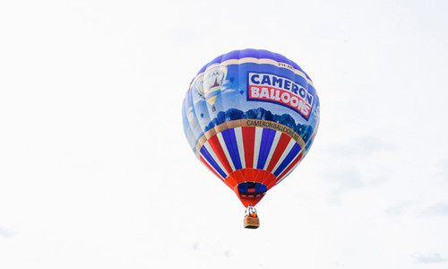 Du khách được ngắm nhìn cao nguyên Mộc Châu từ trên cao.