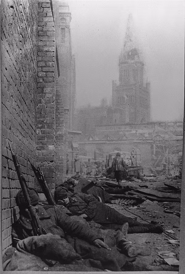  Binh sĩ Liên Xô nằm ngủ ngay trên chiến trường, bên cạnh là khẩu súng để sẵn sàng chiến đấu.