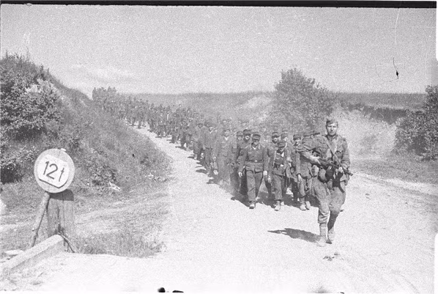 Từng đoàn quân Liên Xô hành quân ra tiền tuyến ác liệt trong cuộc chiến với phe phát xít.