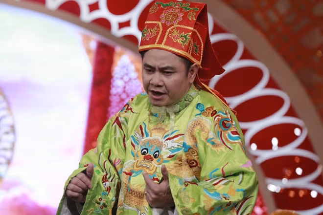 Tự Long sinh năm 1973 tại Bắc Ninh, anh là con trai của liền anh nổi tiếng miền quan họ Vũ Tự Lẫm. Ngoài khả năng hát chèo, nam nghệ sĩ còn có thể hát quan họ, chầu văn và xẩm. Năm 2003, Tự Long bắt đầu tham gia chương trình Gặp nhau cuối năm. Anh đảm nhận những vai Táo quân khác nhau như Táo thể thao, Táo văn hóa, Táo điện lực, Táo giao thông… Ngoài ra, Tự Long còn tham gia chương trình Thư giãn cuối tuần và Ơn giời! Cậu đây rồi.