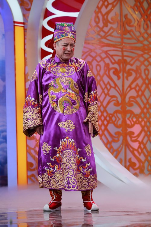 Chí Trung sinh năm 1961 và là con trai của nghệ sĩ Quý Dương và nghệ sĩ violoncelle Phùng Thúy Lan. Anh thi tuyển vào Nhà hát Tuổi trẻ năm 1978, được đánh giá cao trên sân khấu với các vai diễn điển hình như Romeo trong Romeo và Juliet, Đôn sứt trong Lời thề thứ 9, Tạ Quay trong Trò đời. Nhưng khán giả biết đến Chí Trung nhiều hơn nhờ những vai diễn hài. Nam nghệ sĩ từng đóng vai Táo Giao thông trong chương trình Táo quân nhiều năm liền và để lại ấn tượng đặc biệt trong lòng khán giả.