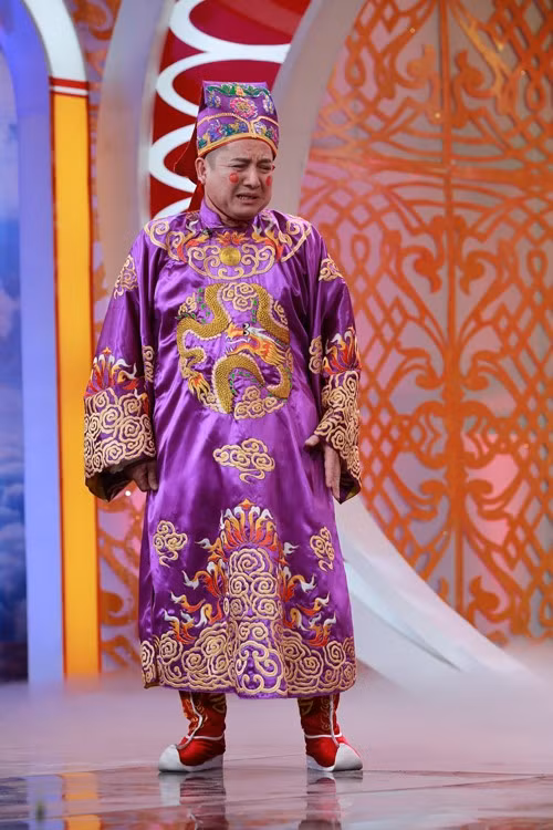 Chí Trung sinh năm 1961 và là con trai của nghệ sĩ Quý Dương và nghệ sĩ violoncelle Phùng Thúy Lan. Anh thi tuyển vào Nhà hát Tuổi trẻ năm 1978, được đánh giá cao trên sân khấu với các vai diễn điển hình như Romeo trong Romeo và Juliet, Đôn sứt trong Lời thề thứ 9, Tạ Quay trong Trò đời. Nhưng khán giả biết đến Chí Trung nhiều hơn nhờ những vai diễn hài. Nam nghệ sĩ từng đóng vai Táo Giao thông trong chương trình Táo quân nhiều năm liền và để lại ấn tượng đặc biệt trong lòng khán giả.