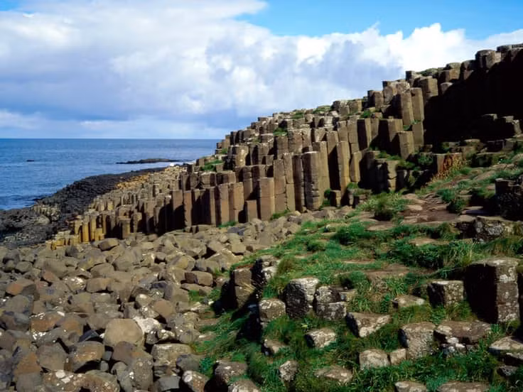 Ghềnh đá đĩa khổng lồ (Giant Causeway) ở County Antrim, Vương quốc Anh nổi tiếng thế giới khi là khu vực có khoảng 40.000 cột đá bazan được hình thành cách đây từ 50-60 triệu năm.