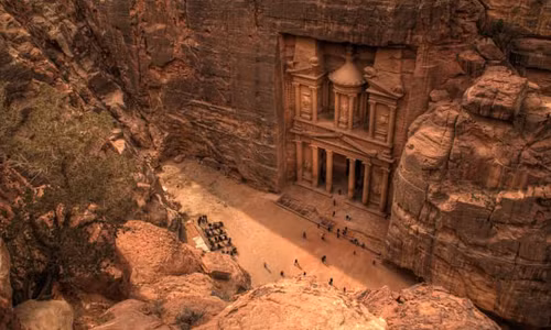 Thành phố hoa hồng đỏ Petra ở Jordan cuốn hút du khách bởi những vách đá khổng lồ, các bức tượng được tạc trên vách đá công phu. Để đến được thành phố Petra - địa điểm như chốn thiên đường này, du khách sẽ phải men theo một con đường nhỏ hẹp, trong đó có nơi đi qua một tu viện hay lăng mộ.