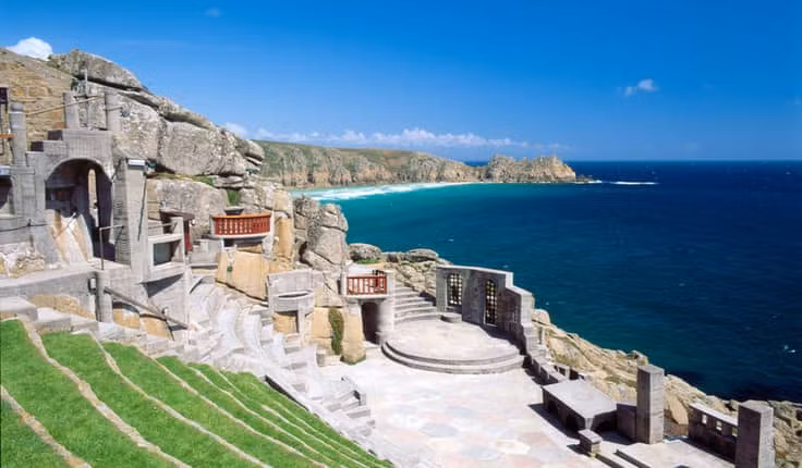 Nhà hát Minack ở Cornwall, Anh là nhà hát ngoài trời nổi tiếng thế giới với khung cảnh nhìn ra bờ Đại Tây Dương. Nơi đây tổ chức nhiều buổi biểu diễn, nhạc kịch và các vở opera vào mùa hè mỗi năm. Minack được đánh giá là một trong những nhà hát đẹp nhất thế giới.