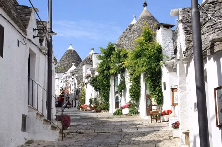 Alberobello ở Italy gây chú ý với những Trullo - căn nhà nhỏ truyền thống của người dân địa phương. Công trình này có tường bằng đá vôi, mái lợp hình chóp nón. Nhiều trullo trong một căn nhà được gọi là trulli vô cùng độc đáo.