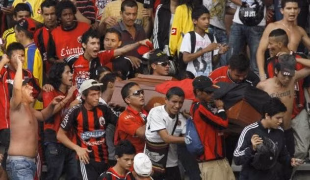 4. Khiêng quan tài vào sân bóng đá để phản đối nạn bạo lực sân cỏ. Năm 2011, Christopher Alexander Jacome Sanguino, 17 tuổi, bị bắn chết trong khi đang đá bóng với bạn bè ở khu vực gần nhà. Sanguino là thành viên trong “Barra del Indo” - nhóm cổ động viên quá khích nhất của CLB Cucuta Deportivo.