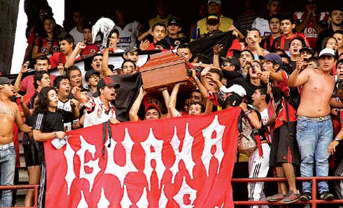 Ngay sau khi khâm liệm, chiếc quan tài chứa thi thể Sanguino được đưa thẳng vào sân trong trận đấu bóng giữa Cucuta Deportivo và Envigado. Một thành viên của “Barra del Indo” cho hay hành động trên bày tỏ sự kính trọng với cổ động viên xấu số và lên án nạn bạo lực đang ngày càng gia tăng trong và ngoài sân cỏ. Tuy nhiên, cảnh sát cho hay cái chết của Sanguino là do mâu thuẫn với các băng đảng ngoài xã hội chứ không hề có liên quan đến bạo lực sân cỏ.