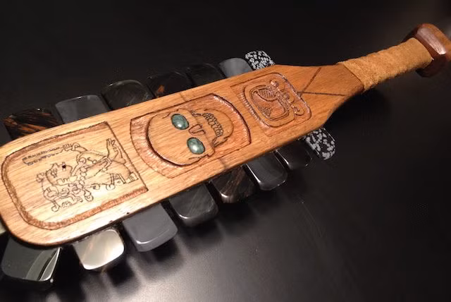 3. Macuahuitl là loại vũ khí nổi tiếng của người Aztec bởi hình dáng khá độc đáo. Theo đó, nó có hình dáng giống thanh kiếm gỗ. Tuy nhiên, 2 bên sườn của nó vô cùng sắc bén vì được làm từ đá núi lửa có tên Obsidian.