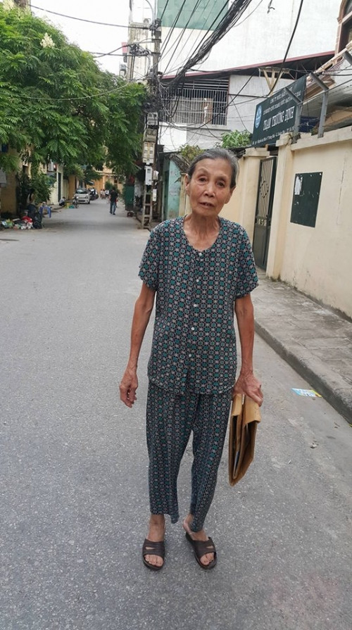 Gap ba lao hon 10 nam quet rac khong cong tai Ha Noi-Hinh-2