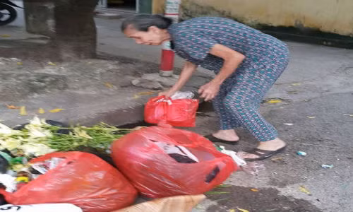 Gap ba lao hon 10 nam quet rac khong cong tai Ha Noi