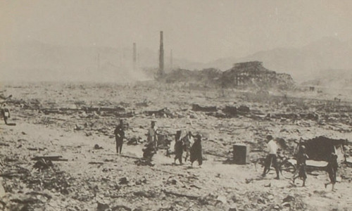 Hàng loạt tòa nhà bị tàn phá nặng nề sau khi bom nguyên tử ném xuống thành phố Nagasaki. Ít ai có thể nhận ra nơi đây từng là một thành phố sầm uất.