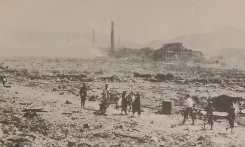 Hàng loạt tòa nhà bị tàn phá nặng nề sau khi bom nguyên tử ném xuống thành phố Nagasaki. Ít ai có thể nhận ra nơi đây từng là một thành phố sầm uất.