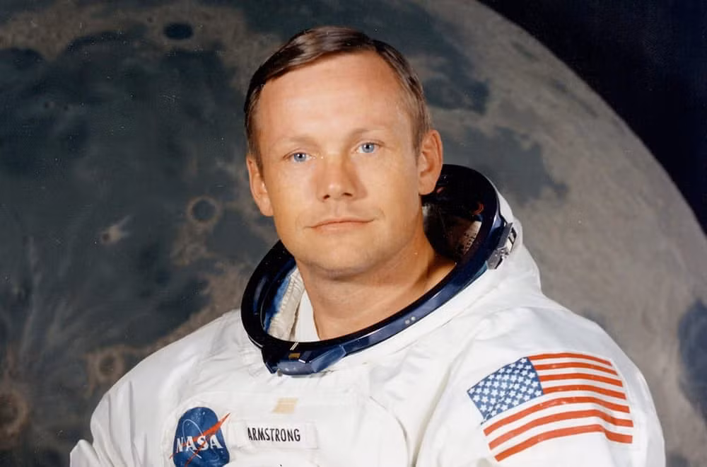 Lịch sử ghi nhận mới có 12 phi hành gia đi bộ trên Mặt Trăng. Trong đó, phi hành gia Neil Armstrong và Buzz Aldrin là hai người đàn ông đầu tiên đặt chân lên Mặt trăng trên tàu Apollo 11 ngày 20/4/1969.