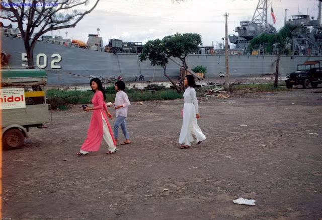 Thiếu nữ Sài Gòn tự tin sải bước trong trang phục áo dài nhiều màu sắc rực rỡ.