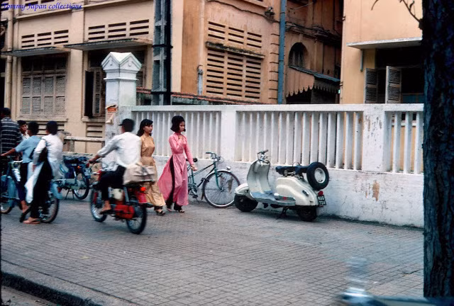 Vẻ đẹp trong trẻo, thướt tha của các thiếu nữ Sài Gòn khi mặc trang phục truyền thống.