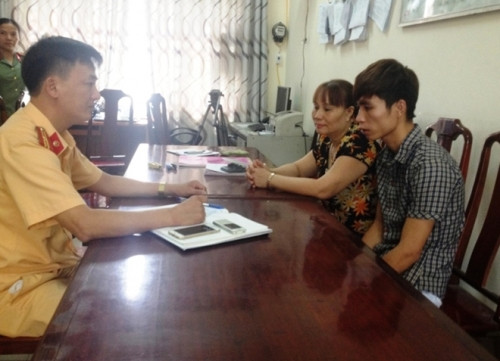 Cong an noi gi vu CSGT vung gay khien nguoi dan chay mau mom-Hinh-3