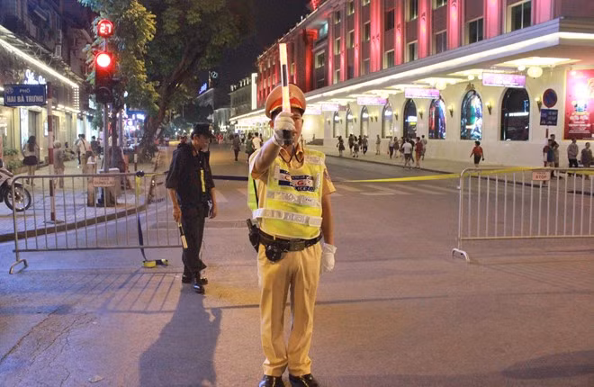 Từ 18h ngày 1/9, hàng trăm CSGT Hà Nội phối hợp Trung đoàn cảnh sát cơ động Thủ đô và công an quận Hoàn Kiếm ra quân bảo vệ Không gian đi bộ quanh hồ Gươm, khai mạc vào 19h cùng ngày.