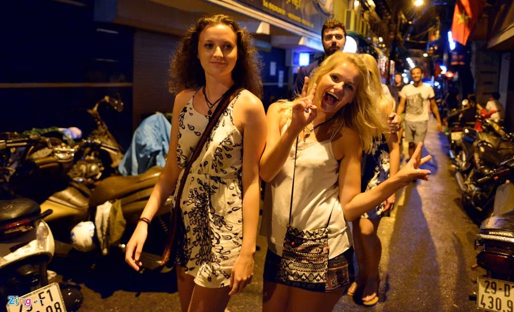 Nhóm bạn trẻ đến từ Nga thích thú dạo phố đêm, cả nhóm thuê khách sạn ở Hàng Bạc và vừa ở một quán bar ra lúc 1h30.