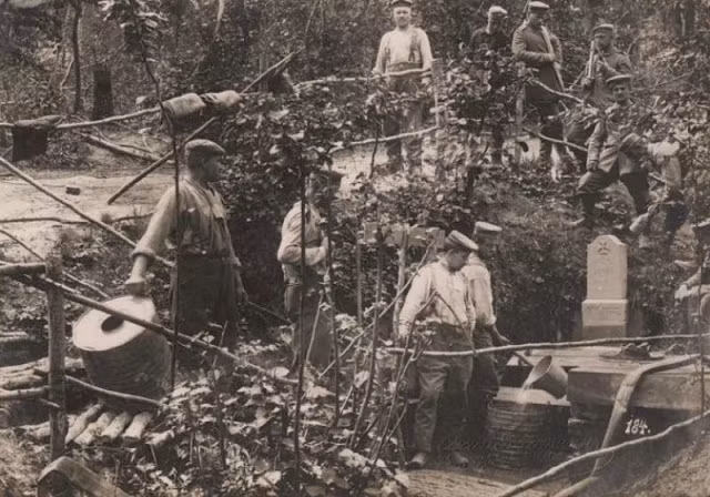 Một nhóm binh sĩ Đức phụ trách công việc đi lấy nước để dùng trong những nhu cầu sinh hoạt thiết yếu hàng ngày tại Mặt trận phía Tây năm 1916.