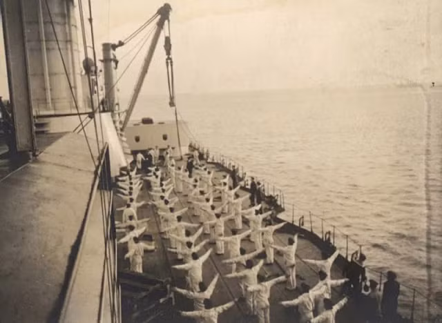 Thủy thủ đoàn tập thể dục buổi sáng trên boong tàu của Hải quân Đức năm 1917.