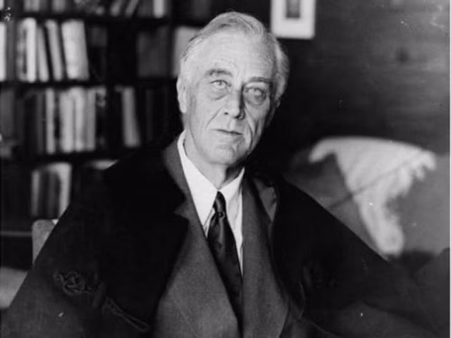 Tổng thống Roosevelt cũng là ông chủ Nhà Trắng vô cùng kiên cường. Cụ thể, năm 1921, ông từng bị chuẩn đoán mắc bệnh bại liệt. Căn bệnh quái ác khiến Tổng thống Roosevelt không thể đi lại. Song với ý chí sắt đá, ông đã luyện tập với nạng sắt và gậy nên có thể đứng thẳng người trước công chúng mà không cần dùng tới xe lăn.