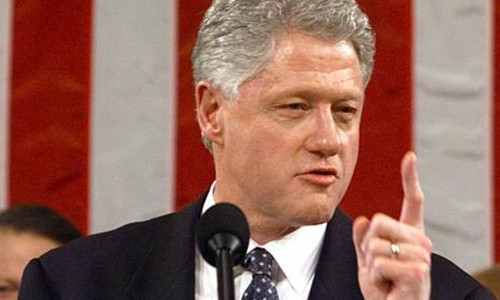 Cụ thể, hình ảnh Tổng thống Clinton bị hoen ố, giảm sút khá nhiều bởi các scandal ngoại tình với một số phụ nữ, trong đó nổi tiếng nhất là trường hợp với thực tập sinh Nhà Trắng Monica Lewinski. Bê bối tình ái cũng khiến hôn nhân của Tổng thống Clinton suýt nữa tan vỡ.