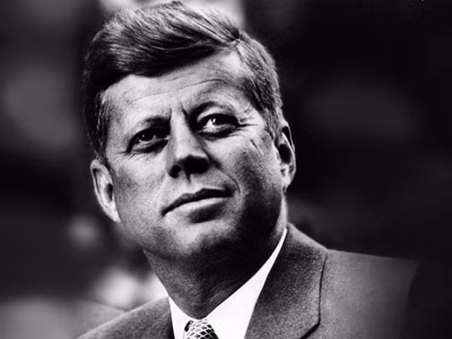 Tổng thống Kennedy bị ám sát năm 1963 khi chưa hết nhiệm kỳ Tổng thống. Điều này khiến cho nhiều dự định chính trị của ông bị dang dở.