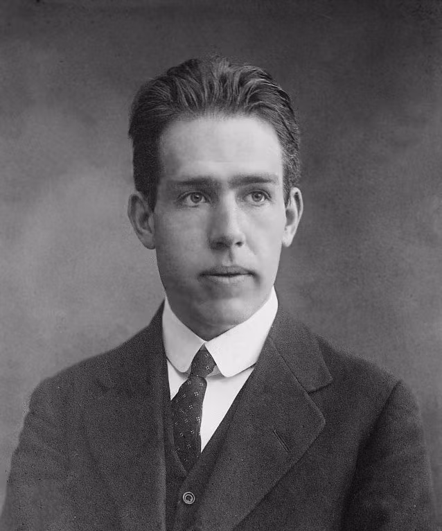 2. Niels Bohr và mô hình nguyên tử. Niels Bohr được trao Giải Nobel Vật lý nhờ mô hình nguyên tử dựa vào giấc mơ đặc biệt của mình. Từ giấc mơ đặc biệt đó, ông đã khám phá, phát triển mô hình nguyên tử và giành được giải thưởng danh giá nhờ đột phá vĩ đại trong lĩnh vực vật lý.