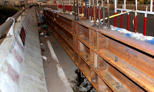 Sự cố khiến cơ quan chức năng phải gắn xà thép để chống đỡ, tuy nhiên tác dụng của việc này vẫn là một dấu hỏi lớn. Trước sự cố sụt lún tại cầu vượt Nguyễn Hữu Cảnh (quận Bình Thạnh), chiều ngày 1/9 PV đã đi vào bên trong gầm cầu này để ghi nhận hiện trạng.