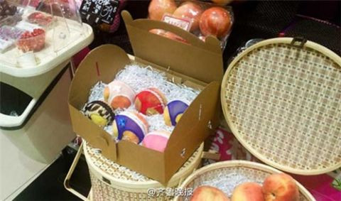 Chủ cửa hàng cho biết toàn bộ số quần lót trên được khâu bằng tay và bất kì ai có ý định đánh cắp chúng sẽ không nhận được khoan dung. Giá ghi trên bảng giá là dành cho quả đào, còn nếu muốn có quần lót sẽ phải trả thêm”.