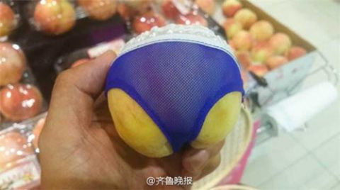 Các khách hàng không thể không liên hệ thấy sự giống nhau giữa thứ quả ngọt ngào này và vòng ba đầy đặn của người phụ nữ.