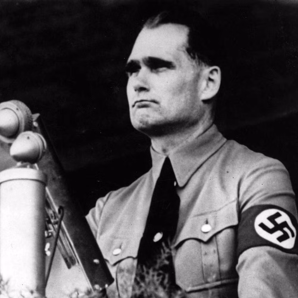 Rudolf Hess (1894-1987) - nhân vật số 2 của nhà nước Đức phát xít chỉ sau Quốc trưởng Adolf Hitler là chỉ huy trại tập trung Auschwitz. Năm 1946, Rudolf Hess bị bắt và kết án tử hình bằng cách treo cổ tại trại Auschwitz vì tội ác kinh hoàng đã gây ra.